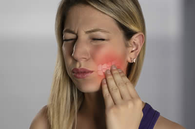Young woman with pain in her teeth